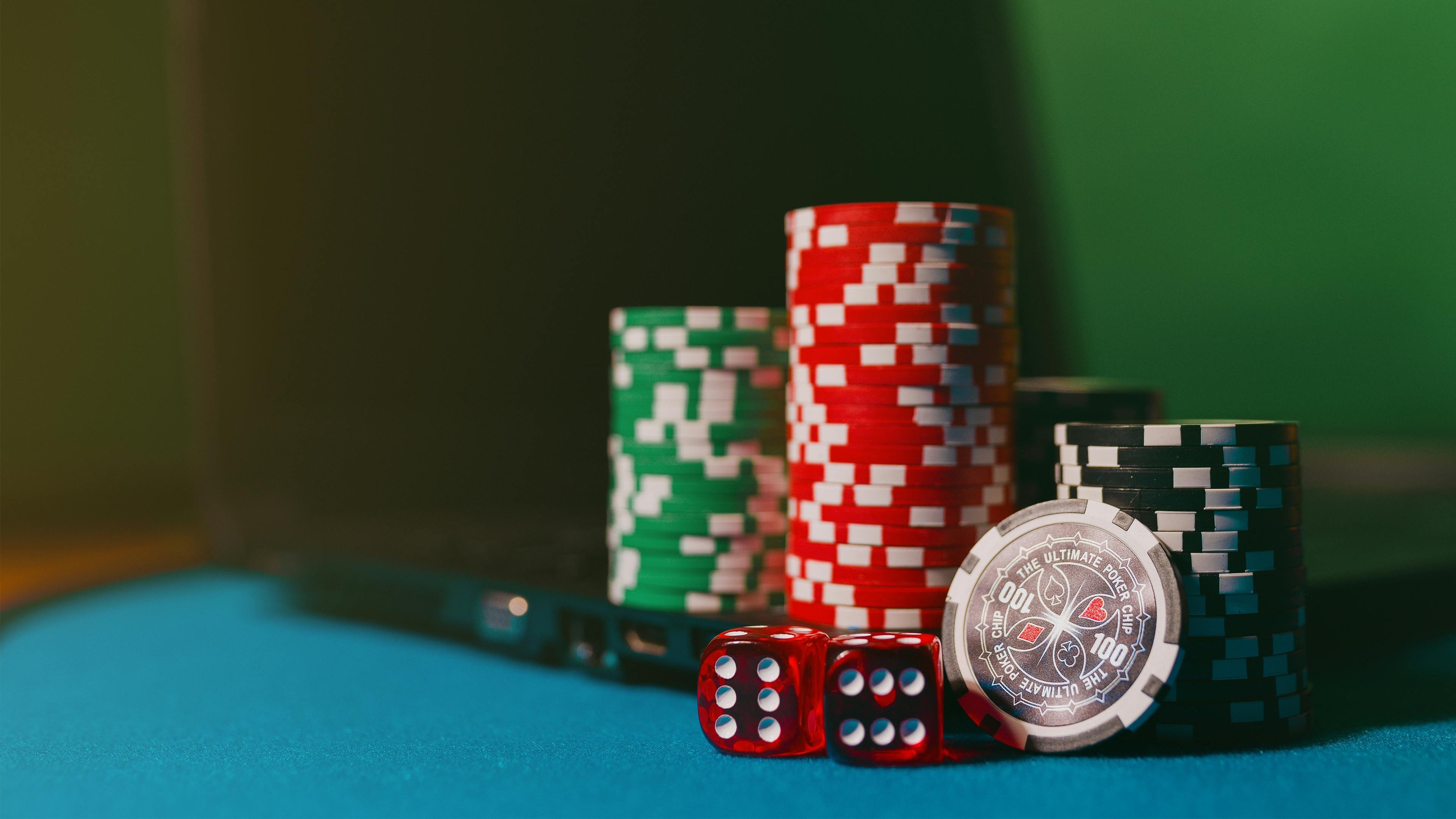 Meja Casino Hold'em dengan dealer dan pemain di platform buaya123