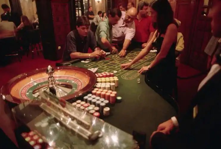 Kartu-kartu Casino Hold'em ditampilkan di layar permainan